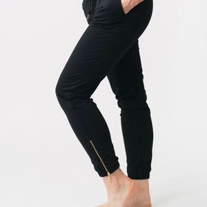 Zyia peak zipper joggers! Size med. New without tags. Excellent condition.